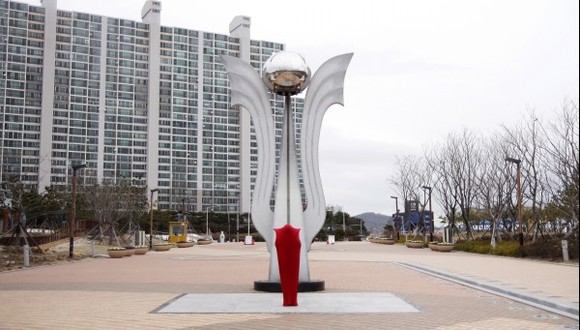 빨간 조각 Red Sculpture