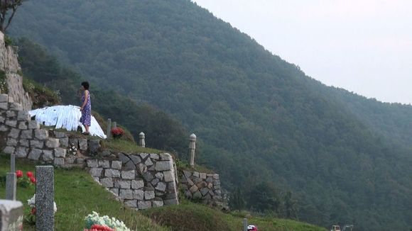 조촐한 추모 A Small Memorial